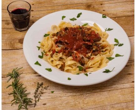 Tagliatelle d'agneau braisé au vin rouge